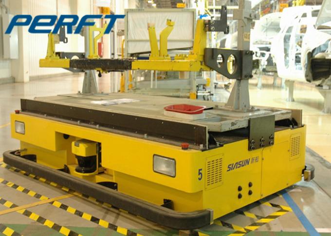 Veículos guiados automatizados resistentes no material industrial que entrega durante o armazém da fábrica